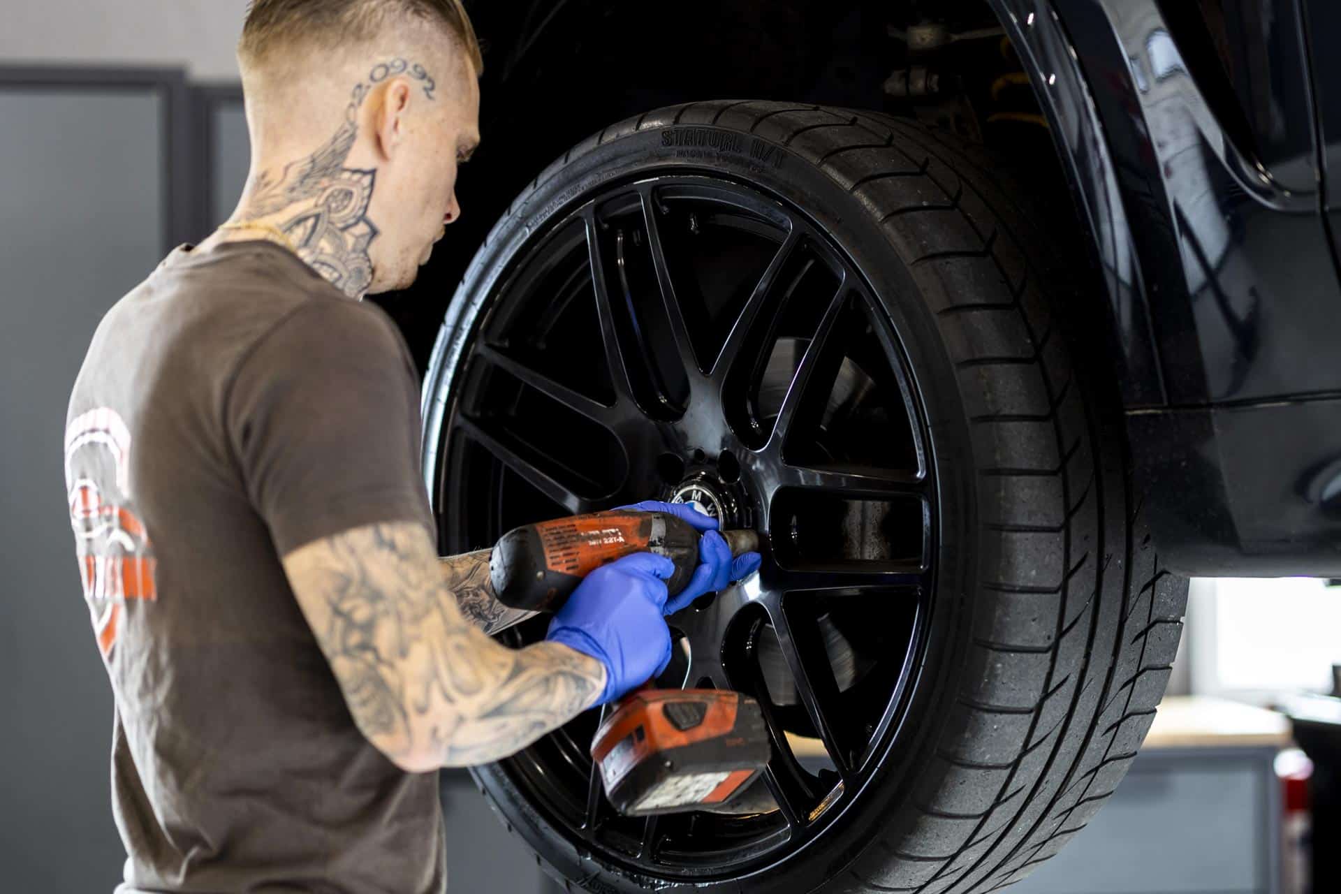 mekaniker fra CS Autoteknik arbejder med boremaskine på hjul